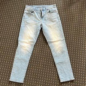 American Eagle Light Washed Athletic Jeans (W32 L32)